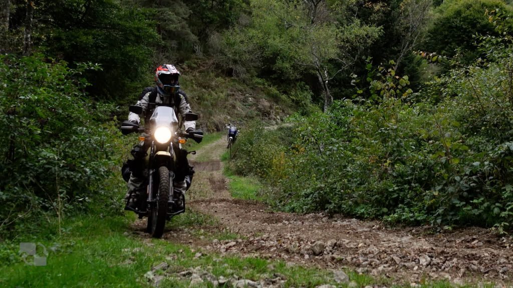 Captation moto seul chemin de terre